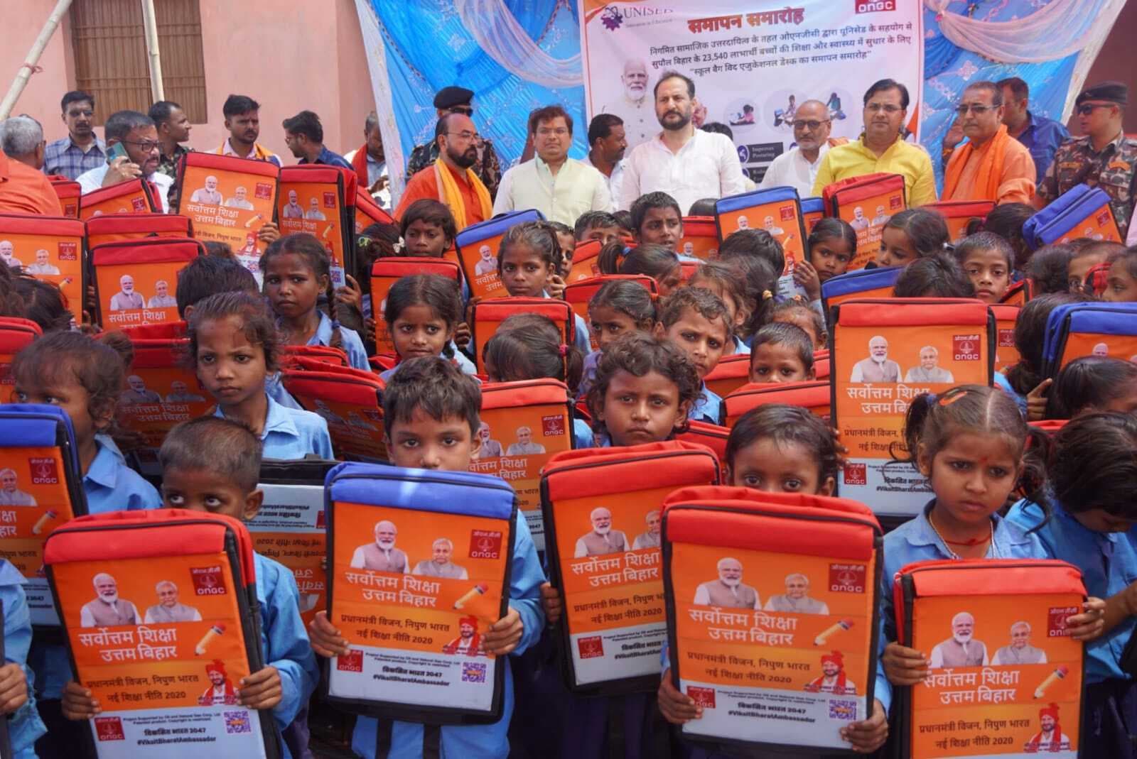 निपुण भारत कार्यक्रम के तहत स्कूलों में टेबल बैग का मंत्री ने किया वितरण