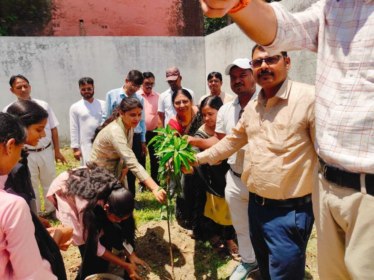 एक पेड़ मां के नाम अभियान के तहत पौधरोपण किया