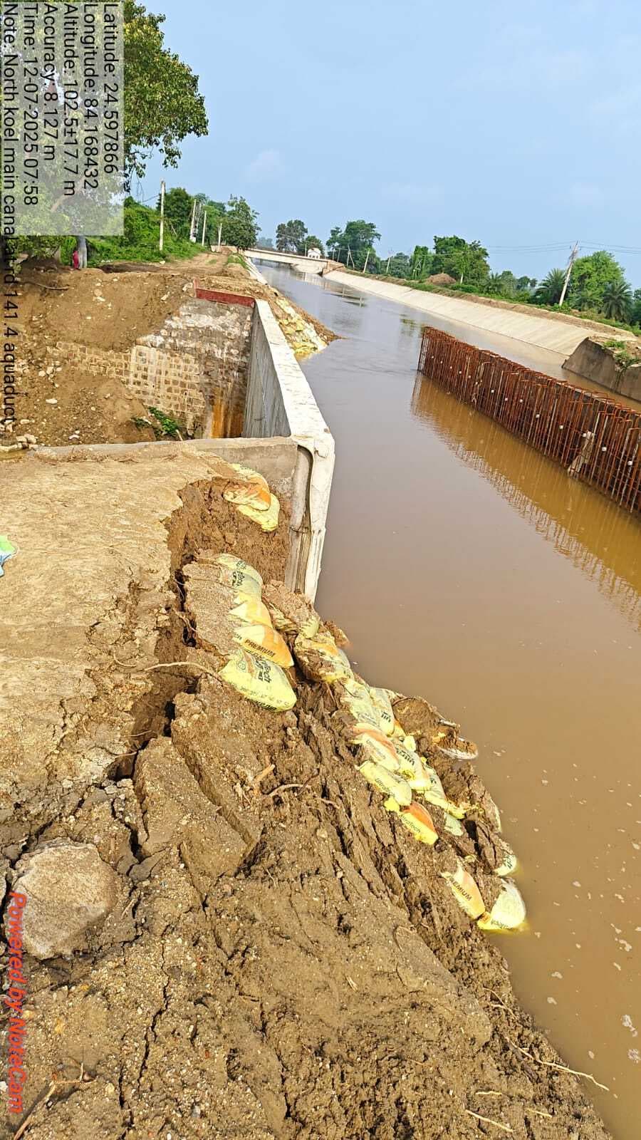 उत्तर कोयल मुख्य नहर में जल प्रवाह तेज होते के साथ हीं तटबंध टूटने की बढ़ी आशंका