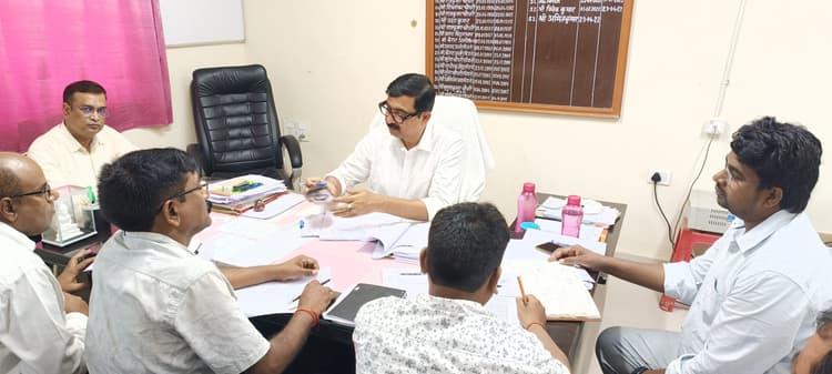 पुनरीक्षण कार्य में लापरवाही पर डीएम ने जतायी नाराजगी, ससमय शत प्रतिशत लक्ष्य प्राप्ति का निर्देश