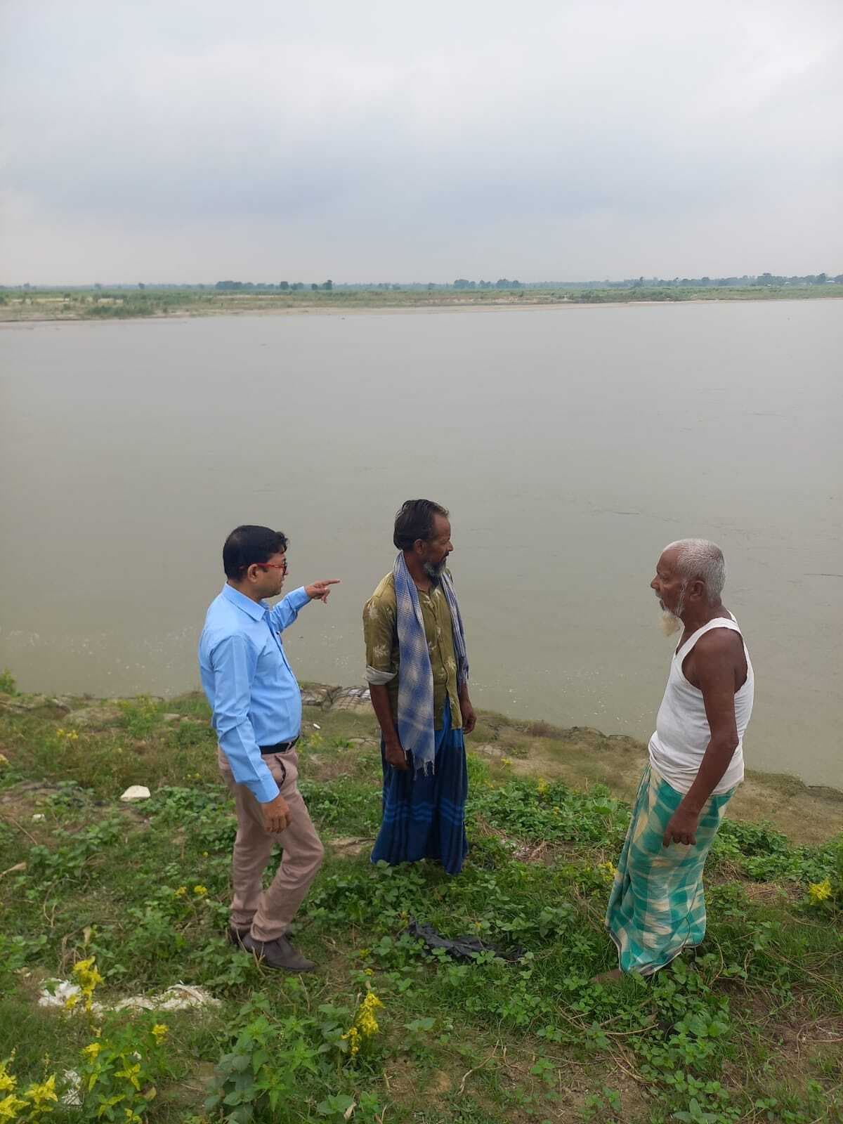 आपदा संयुक्त सचिव ने लिया तटबंध सुरक्षा का जायजा