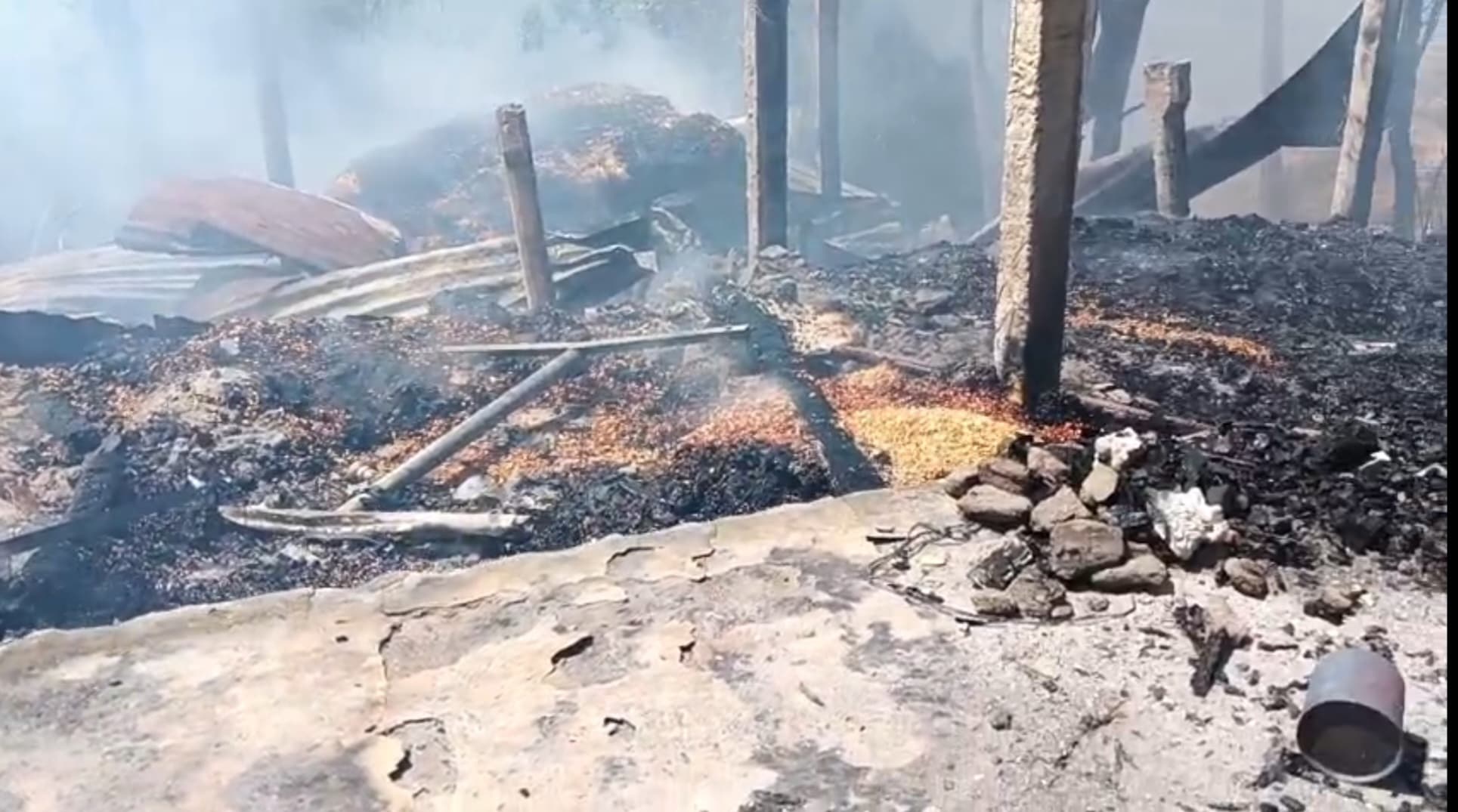 खाना बनाने के दौरान लगी आग से पांच घर जले