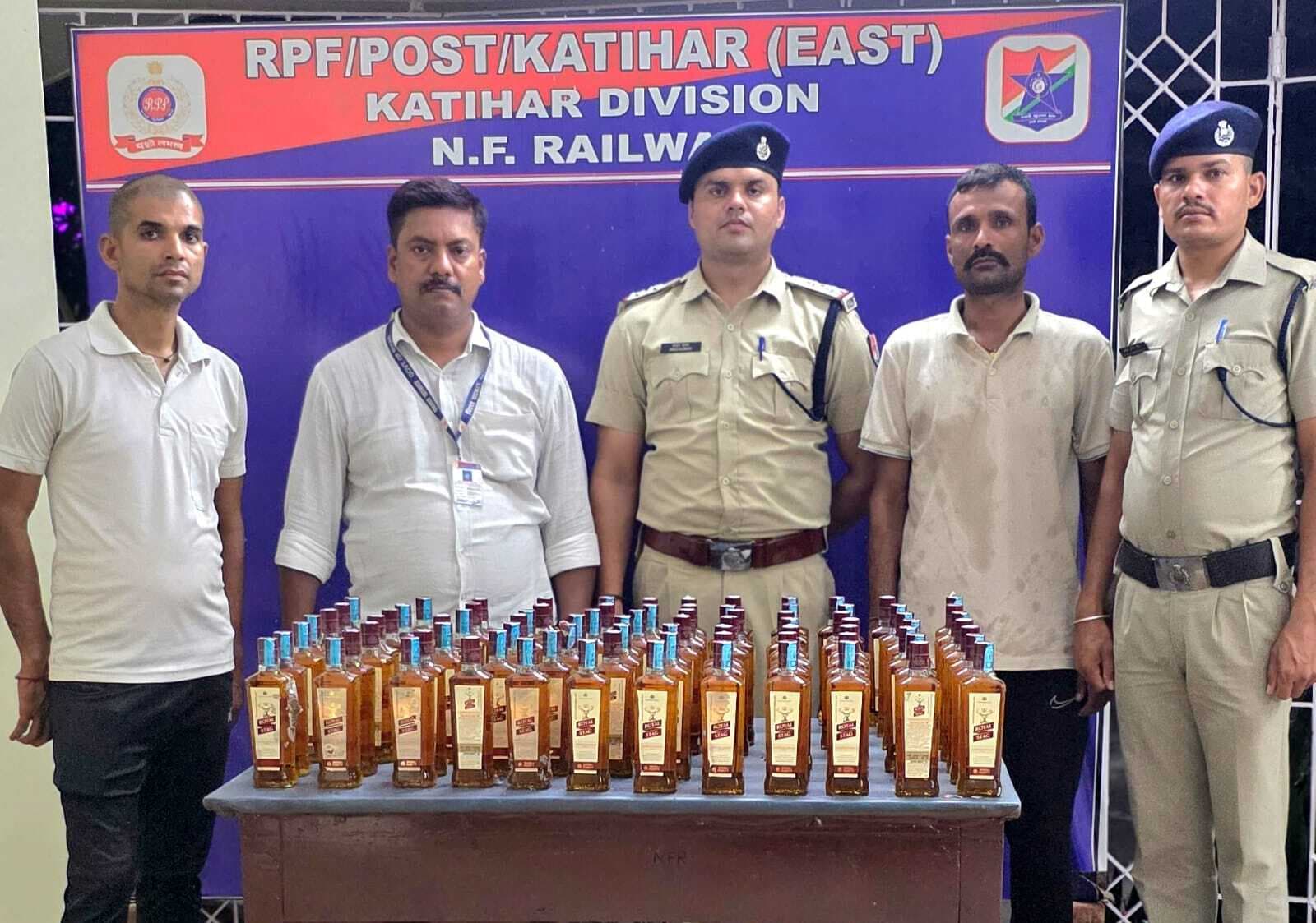 कटिहार-मालदा पैसेंजर ट्रेन से 31 लीटर शराब बरामद