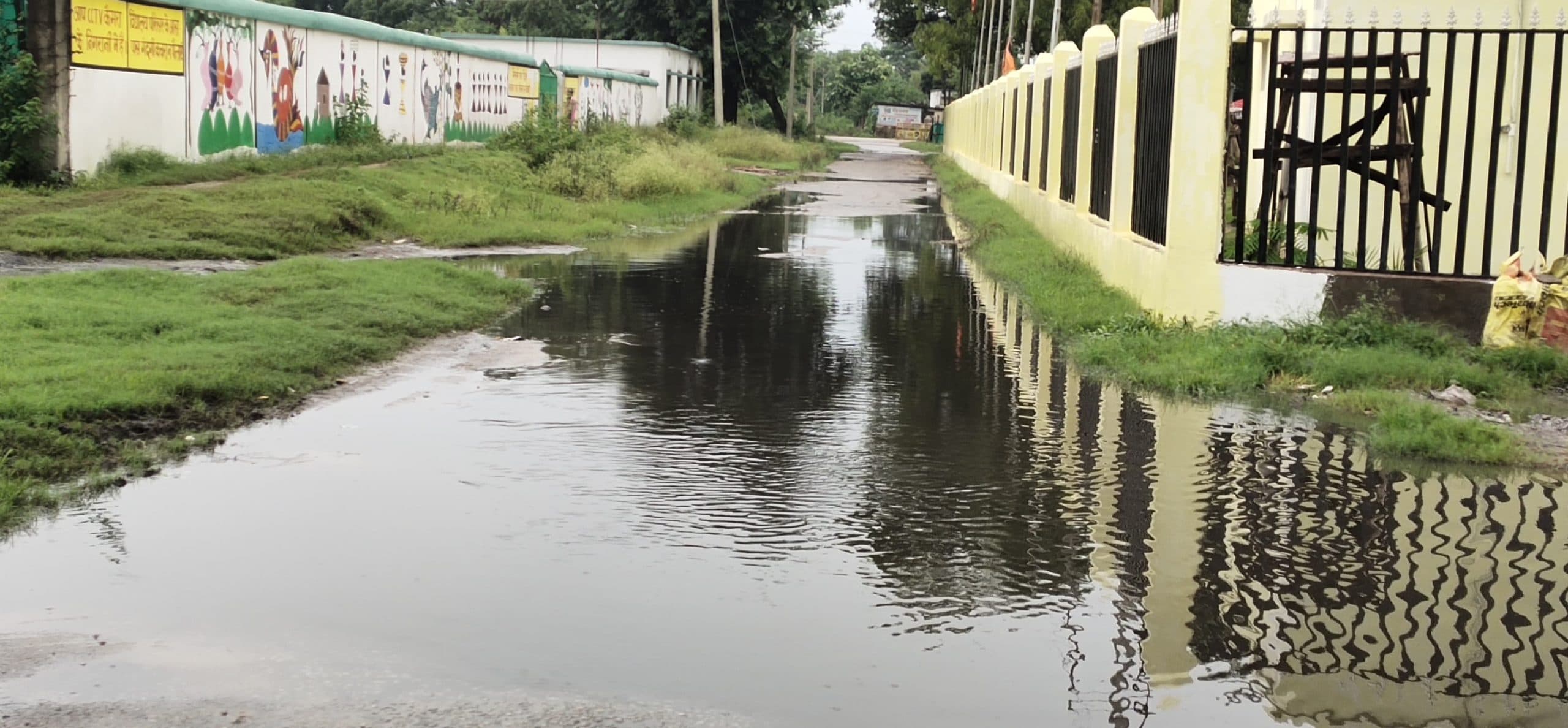 सड़क बनी, नाली नहीं, कस्तूरबा विद्यालय मार्ग जलमग्न