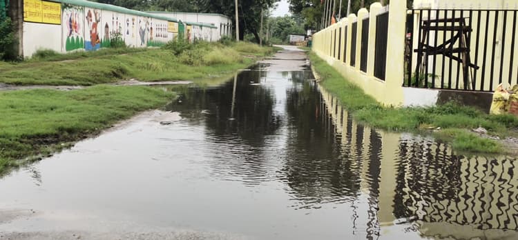 सड़क बनी, नाली नहीं, कस्तूरबा विद्यालय मार्ग जलमग्न