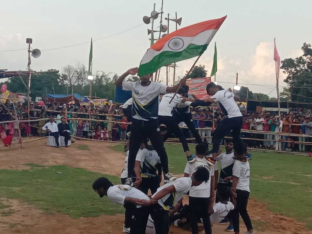 अखाड़े में युवकों ने दिखाये हैरतअंगेज करतब