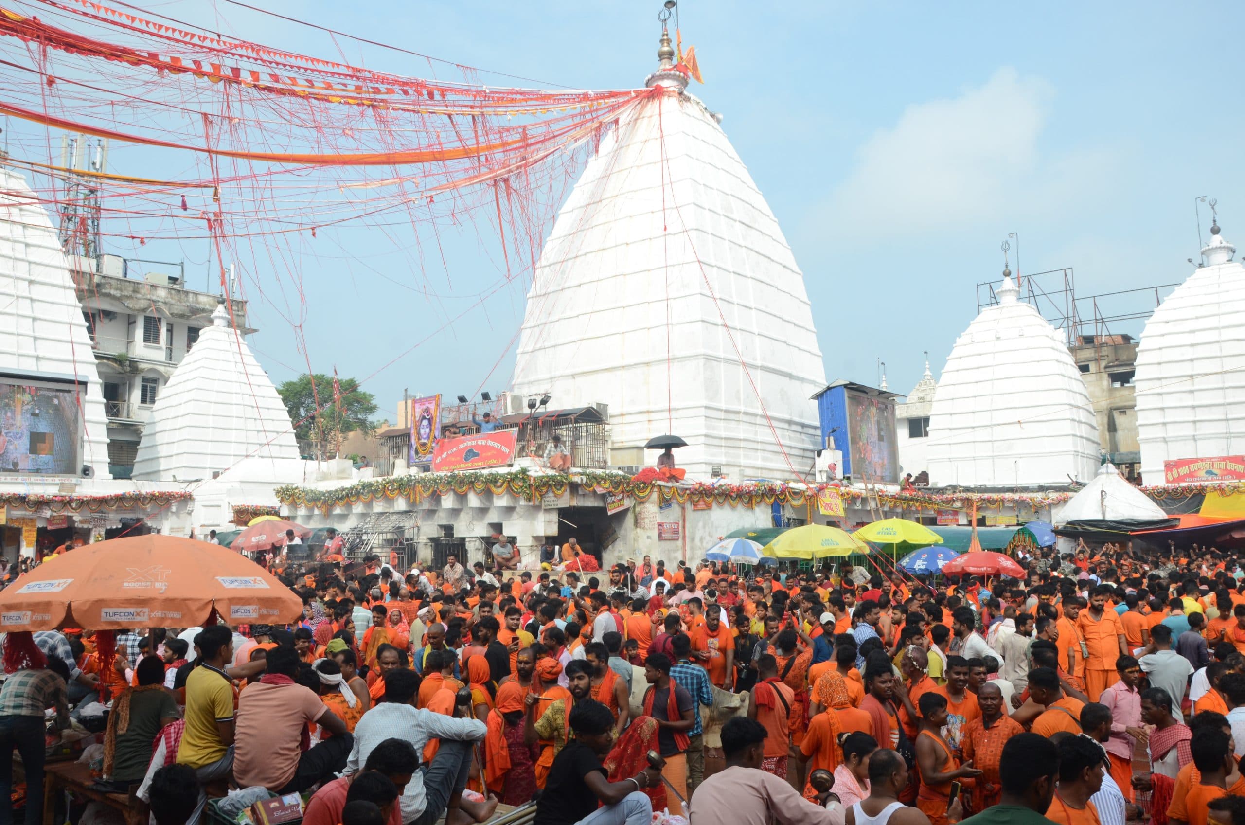 Deoghar News : कांवर में जल, मन में विश्वास, बैद्यनाथधाम में गूंज रहा बोल बम