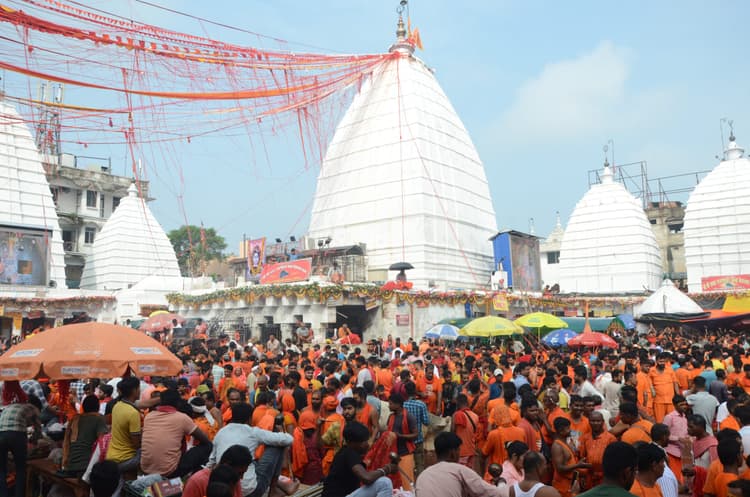 Deoghar News : कांवर में जल, मन में विश्वास, बैद्यनाथधाम में गूंज रहा बोल बम