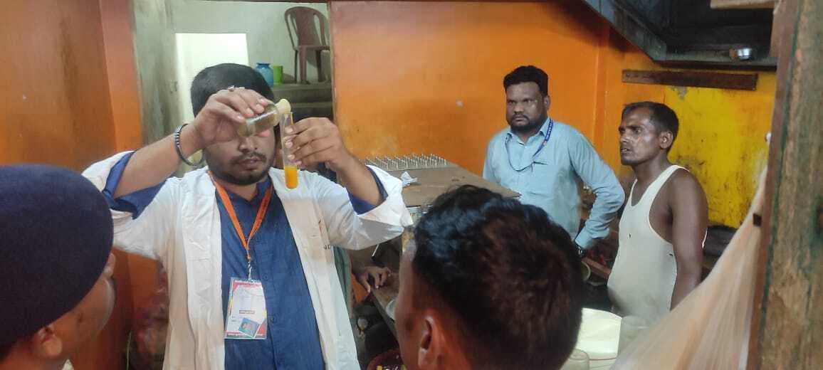 श्रावणी मेला क्षेत्र में छापेमारी, 215 किलो केमिकलयुक्त अचार जब्त