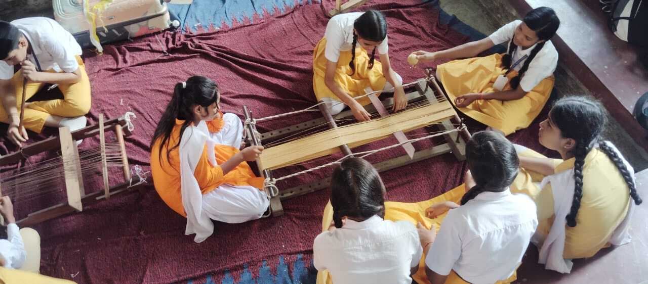 शिल्प प्रदर्शनी में बढ़-चढ़कर बच्चों ने लिया हिस्सा