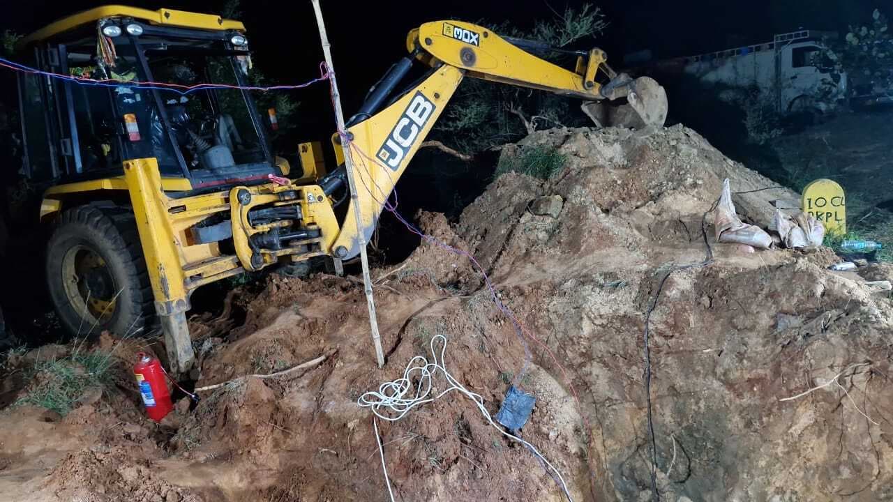 Deoghar news : क्षतिग्रस्त पाइपलाइन की मरम्मत कराने में जुटे हैं आइओसीएल अधिकारी, क्रूड चोरी का हुआ था प्रयास