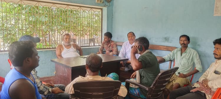 बिजली की लो वोल्टेज से चकला गांव के लोग परेशान