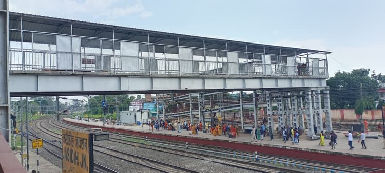 Deoghar News : जसीडीह स्टेशन पर नवनिर्मित फुट ओवरब्रिज चालू