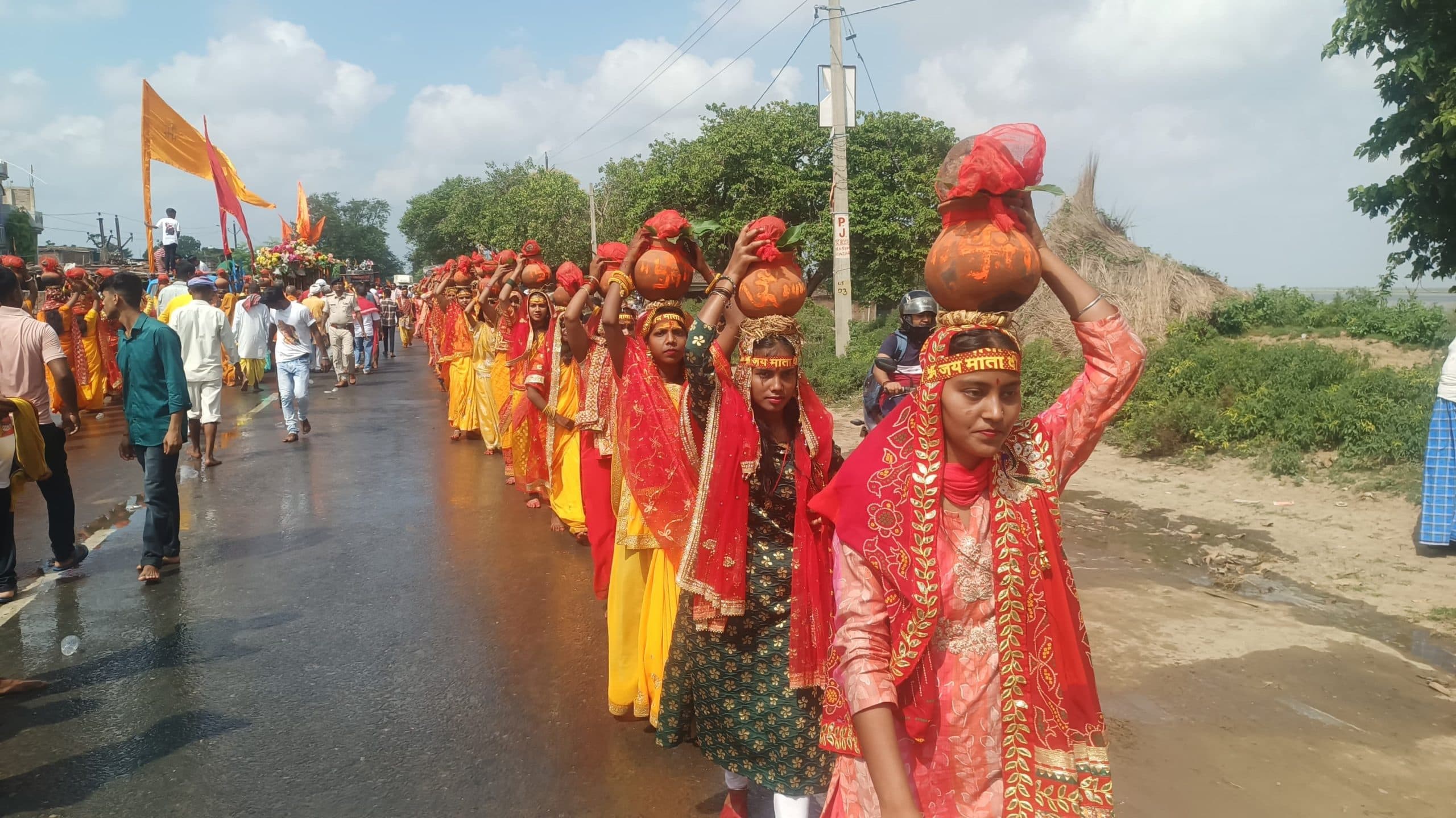 शिवलिंग की स्थापना व प्राण-प्रतिष्ठा को लेकर निकली कलश शोभायात्रा