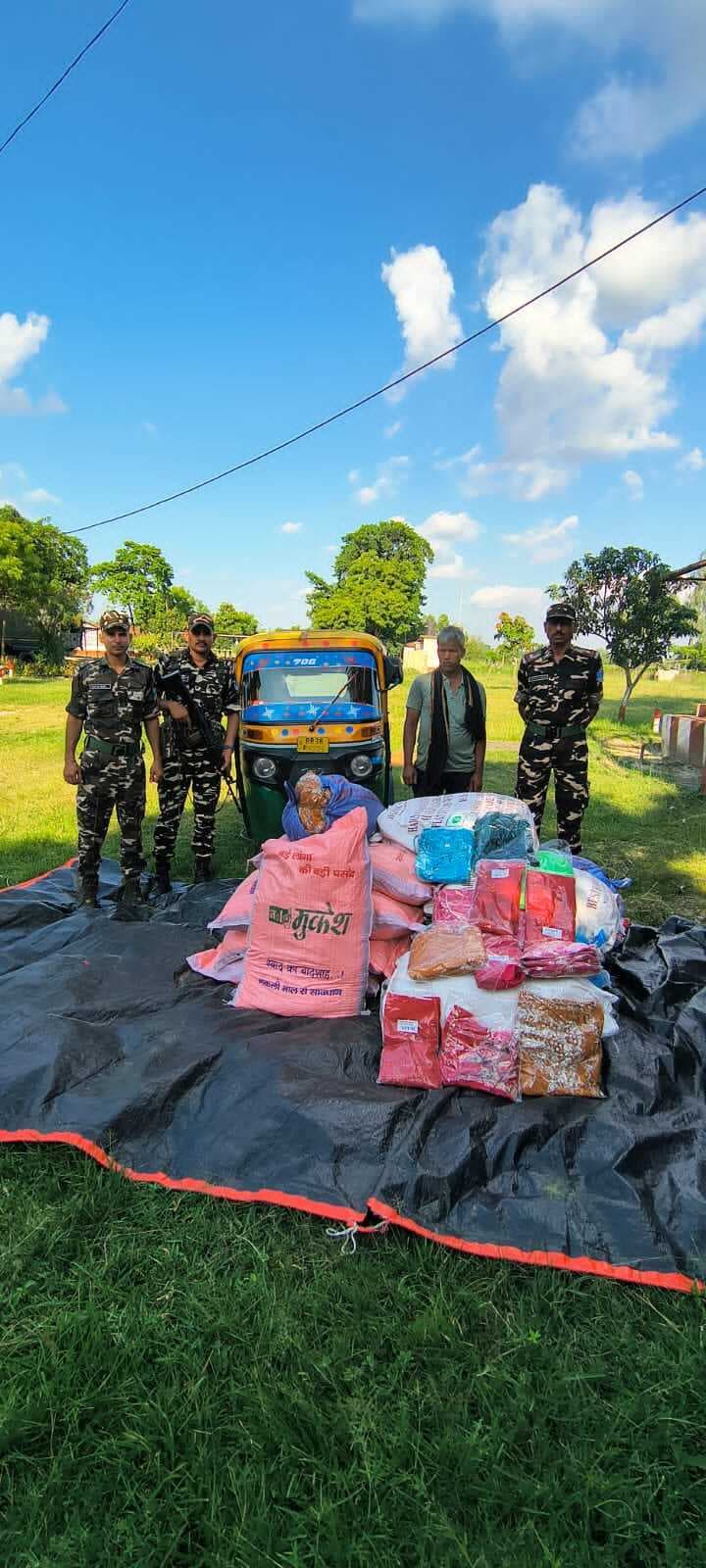तस्करी का कपड़ा व खैनी जब्त