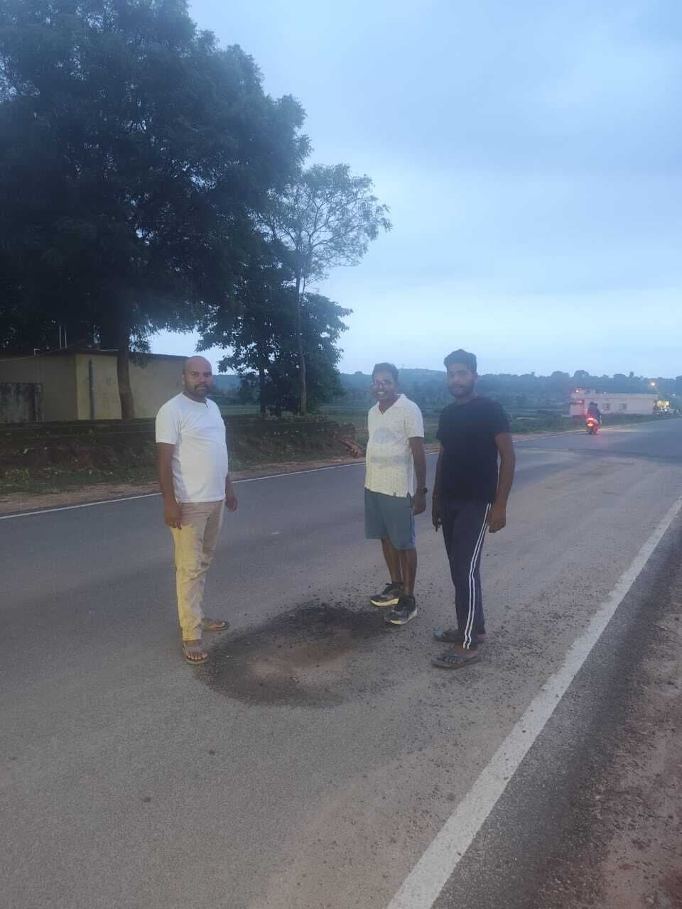 सड़क निर्माण कार्य में अनियमितता का आरोप, ग्रामीण में आक्रोश