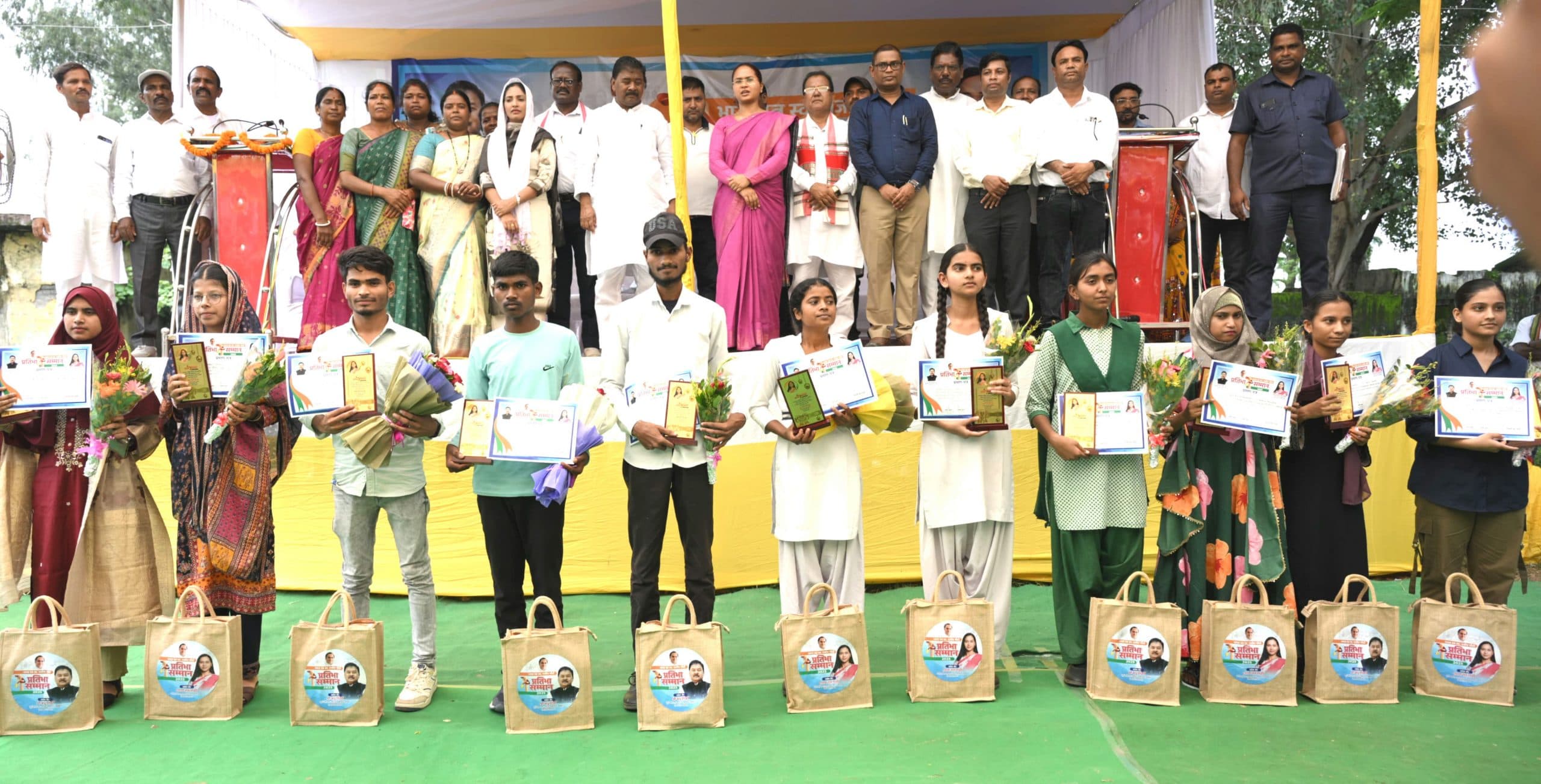 मैट्रिक व इंटर के प्रखंड टॉपर सहित 280 विद्यार्थियों को मिला सम्मान