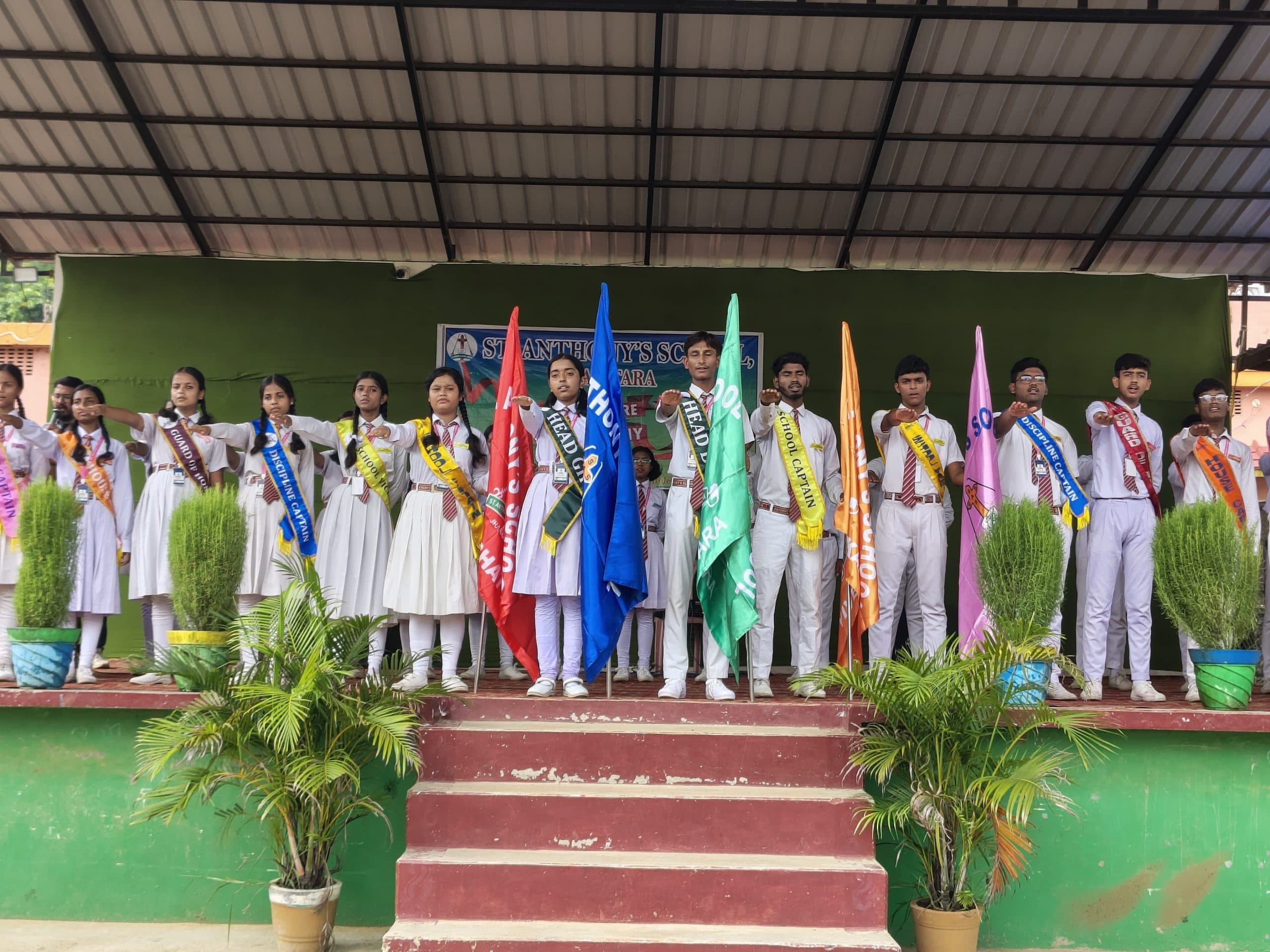 छात्र परिषद के प्रतिनिधियों को मिला पद-पट्टिका व प्रतीक चिह्न