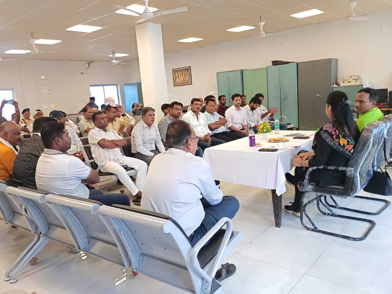 सुरक्षा मानकों को ध्यान में रखते हुए करें लोडिंग कार्य: डीओएम