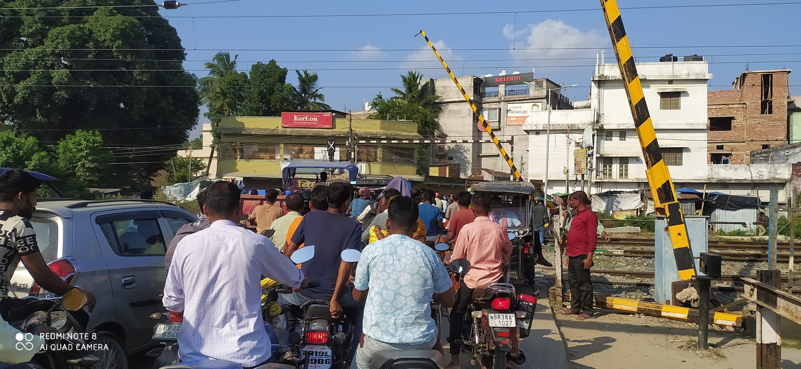 ई-रिक्शा की ठोकर से रेलवे फाटक क्षतिग्रस्त