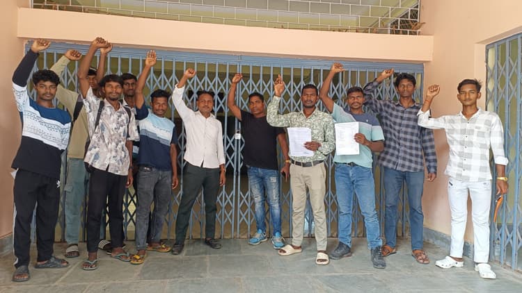 नामांकन शुल्क बढ़ोतरी से नाराज छात्रों ने कॉलेज के प्रशासनिक भवन में जड़ा ताला