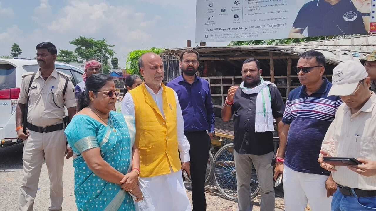 सड़क व नाला निर्माण का विधायक ने लिया जायजा