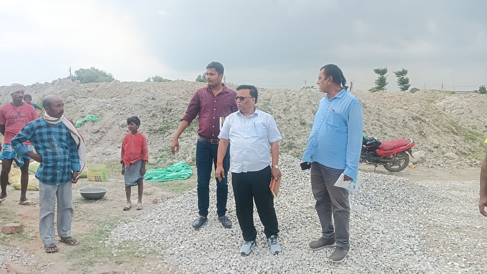 सड़क निर्माण कार्य का अधिकारियों ने लिया जायजा