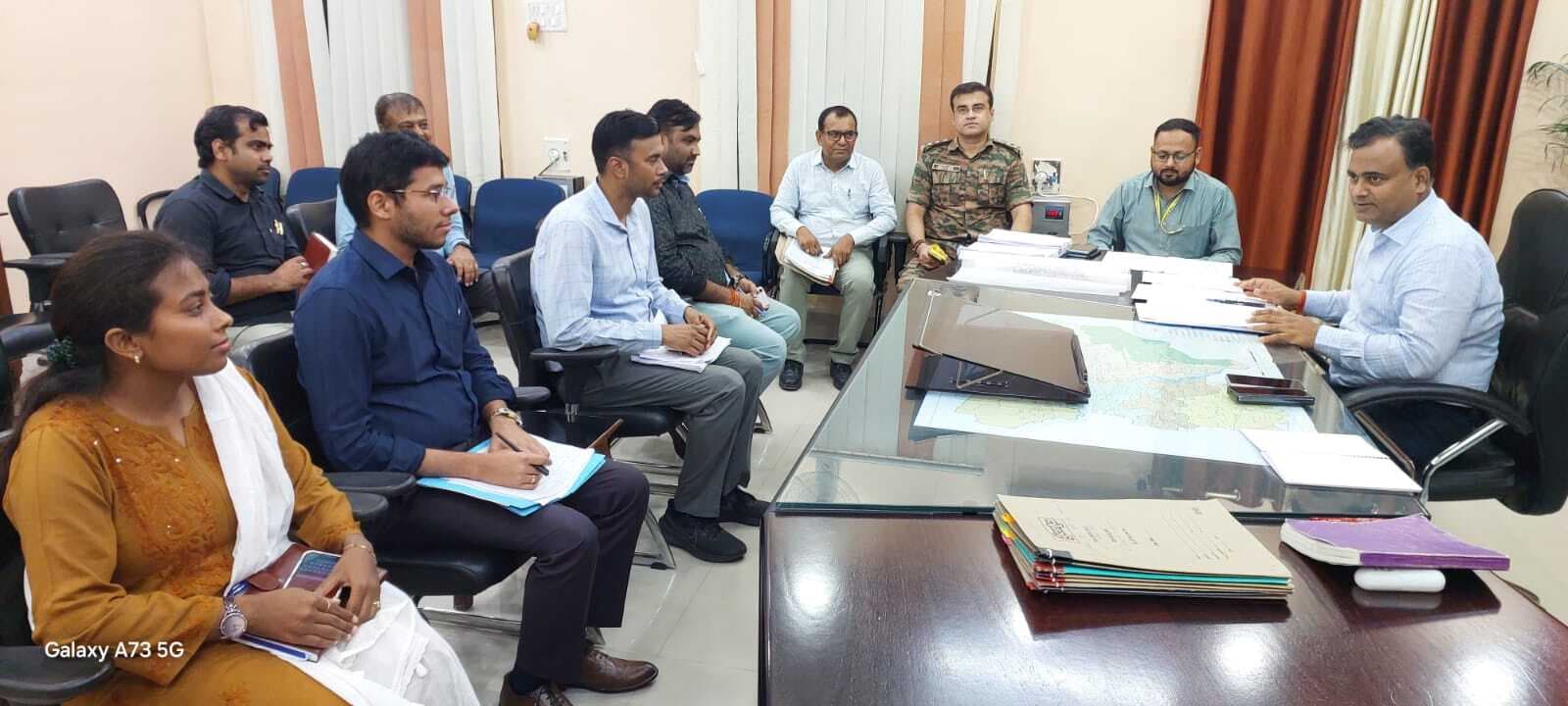 डीएम ने की मतदाता पुनरीक्षण कार्य की समीक्षा