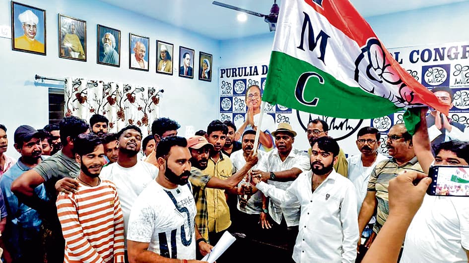 पुरुलिया : हिंदूवादी संगठन को छोड़ सैकड़ों सदस्यों के तृणमूल से जुड़ने का दावा