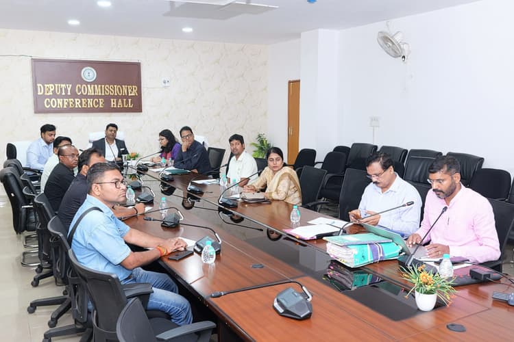 Chaibasa News : चक्रधरपुर, जगन्नाथपुर व मनोहरपुर अस्पताल की स्वास्थ्य सेवाएं दुरुस्त करें
