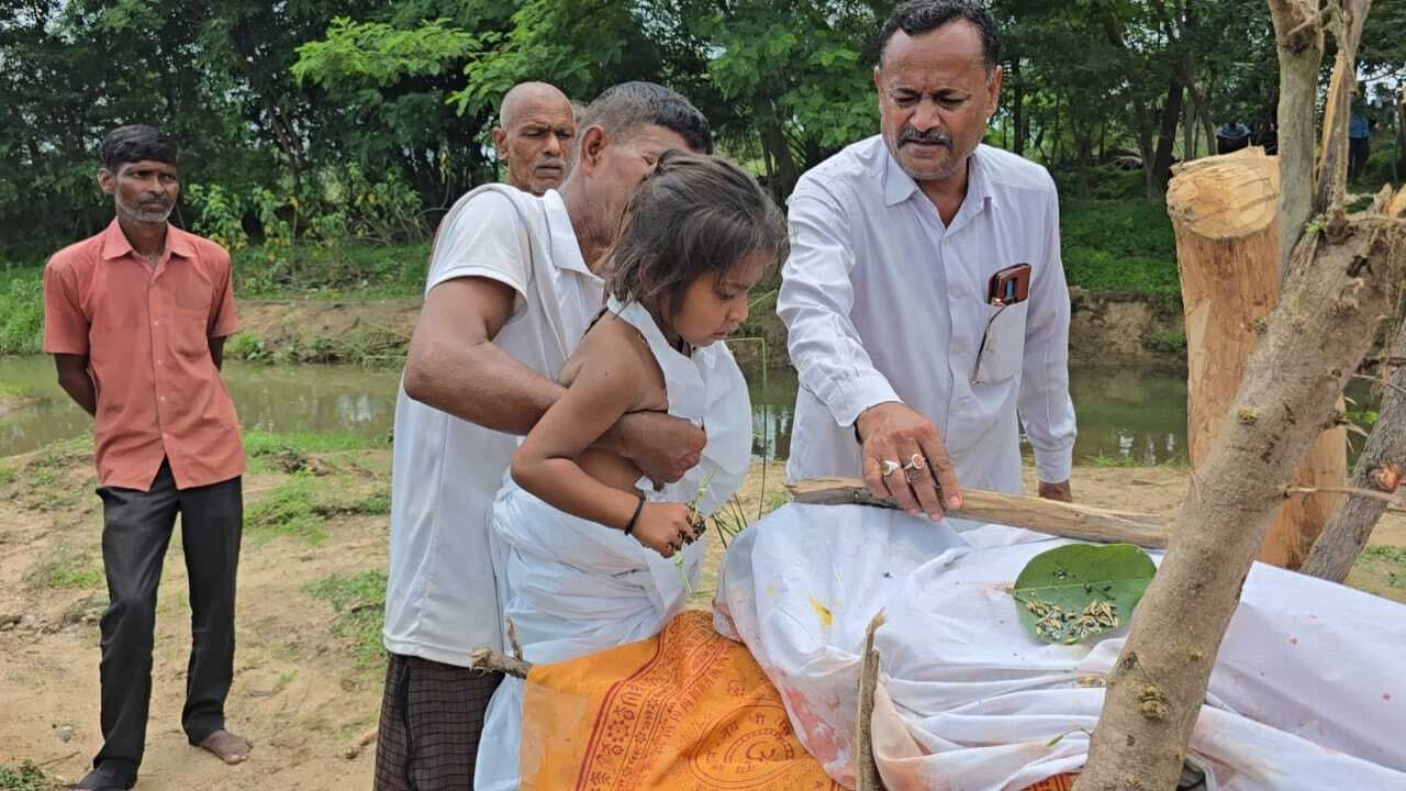 Gaya News : मासूम बेटे ने दी पिता को मुखाग्नि, रो पड़ा पूरा गांव