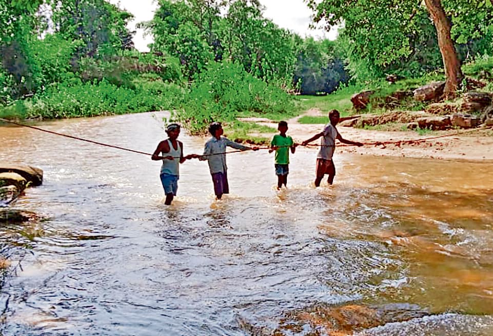 Bokaro News : जान जोखिम में डाल कर स्कूल जाते हैं बच्चे