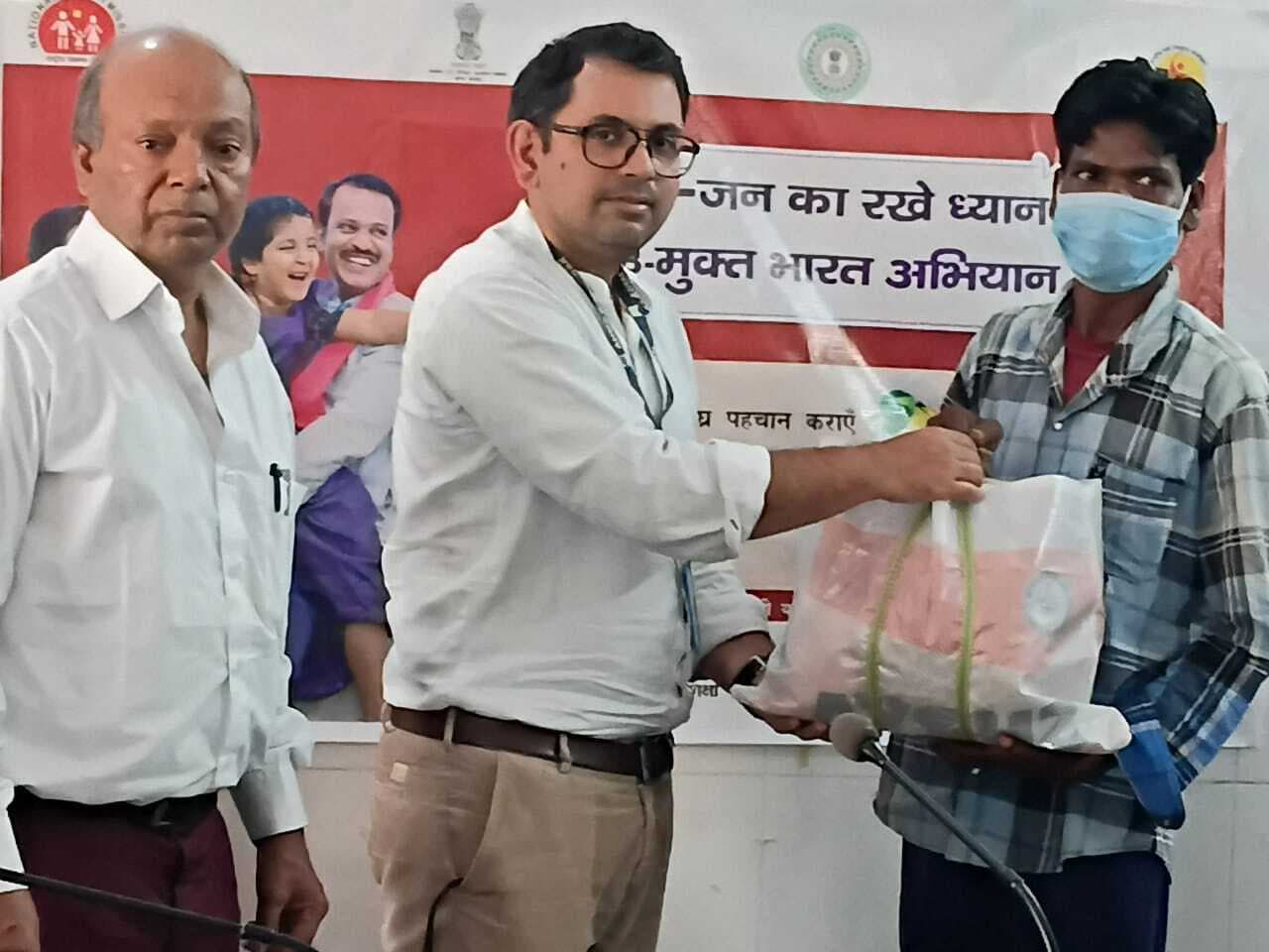 देवीपुर में टीबी रोगियों के बीच पौष्टिक आहार का वितरण