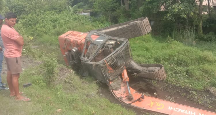 Bokaro News : टेलर से गिर कर पोकलेन मशीन क्षतिग्रस्त