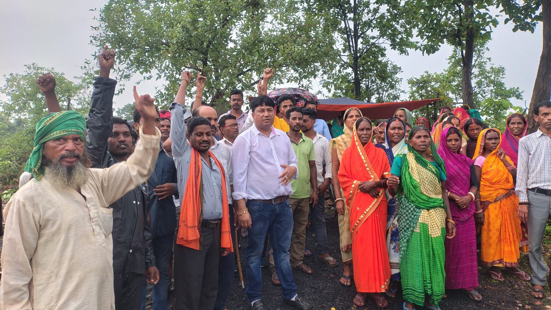 Bokaro News : ग्रामीणों ने सीसीएल प्रबंधन को पेड़ काटने से रोका