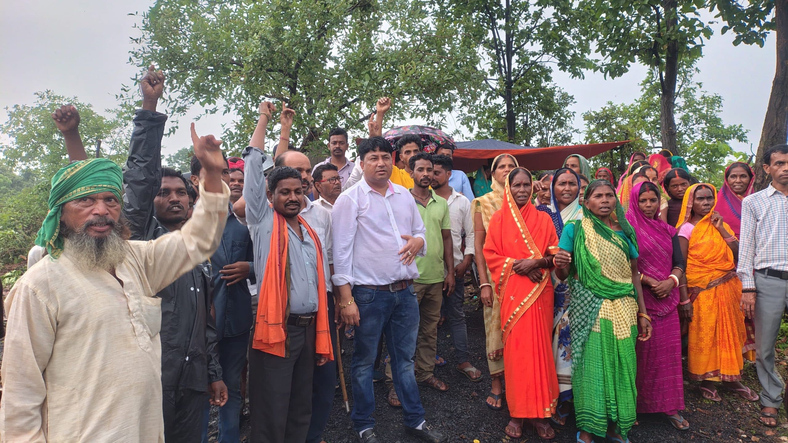 Bokaro News : ग्रामीणों ने सीसीएल प्रबंधन को पेड़ काटने से रोका