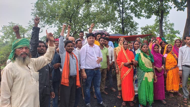 Bokaro News : ग्रामीणों ने सीसीएल प्रबंधन को पेड़ काटने से रोका
