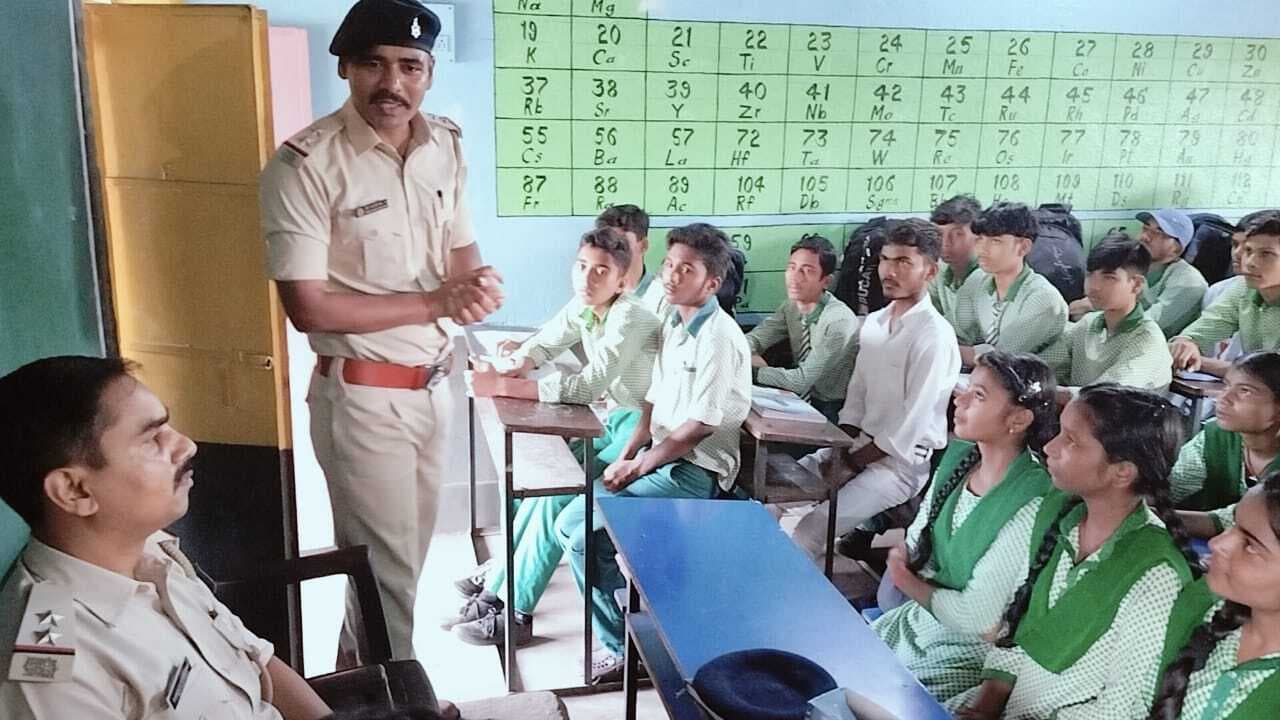 Bokaro News : पुलिस ने विद्यार्थियों को बताये साइबर ठगी से बचने के उपाय