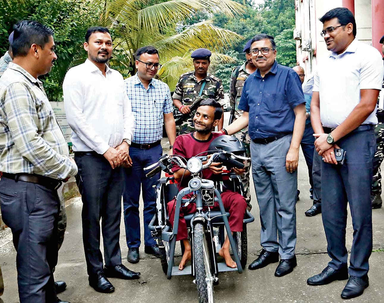 Bokaro News : उपायुक्त के आदेश पर दिव्यांग सुरेश को 24 घंटे में मिली ई-ट्राई साइकिल