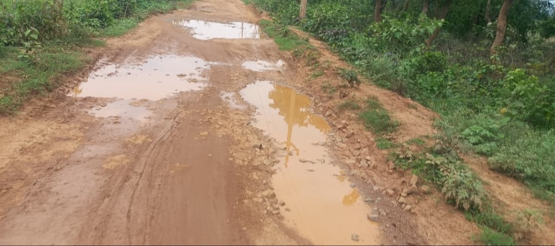 Chaibasa News : रामतीर्थ धाम जाने वाली सड़क जर्जर, परेशानी