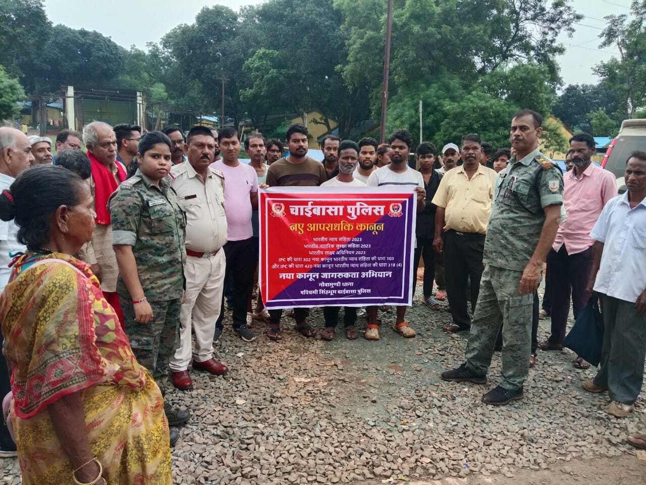 Chaibasa News : वाहन चलाते समय मोबाइल पर बात न करें : पूर्णिमा