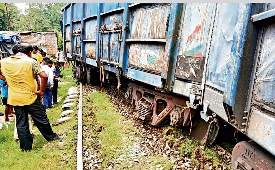 Rourkela News: बिरमित्रपुर में मालगाड़ी के नौ डिब्बे पटरी से उतरे, कोई हताहत नहीं