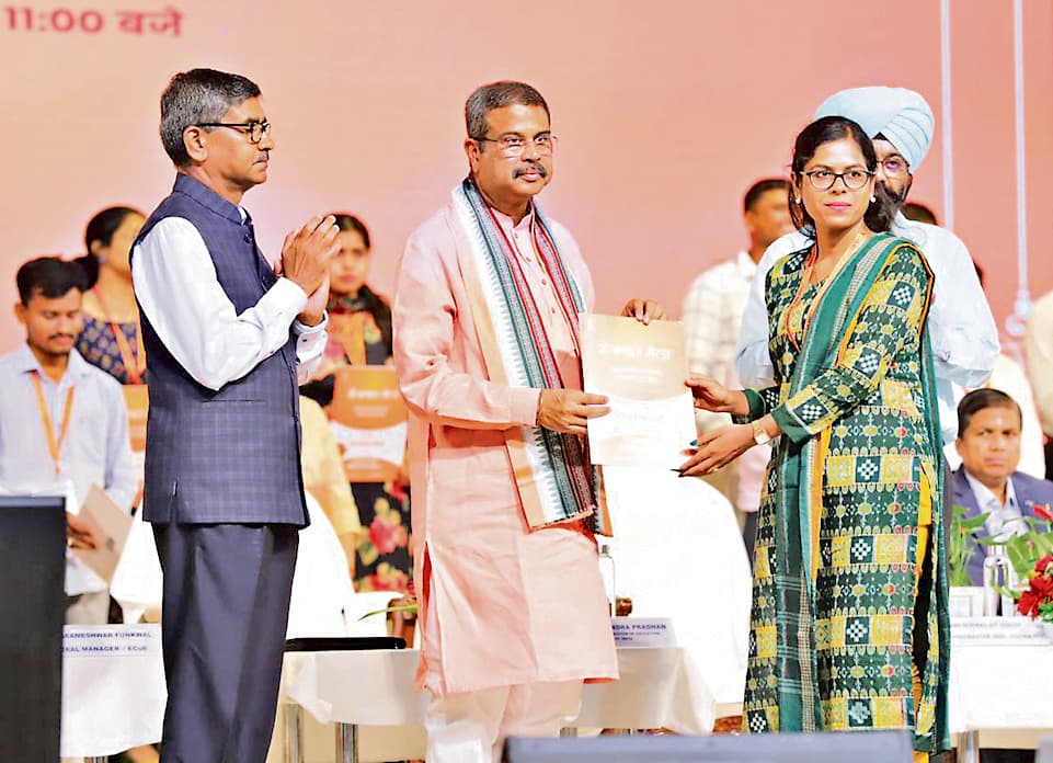 Bhubaneswar News: रोजगार मेला में केंद्रीय मंत्री ने 204 युवाओं को दिया नियुक्ति पत्र