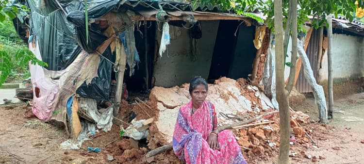East Singhbhum News : बारिश से घर ढहा, प्लास्टिक में गुजर-बसर