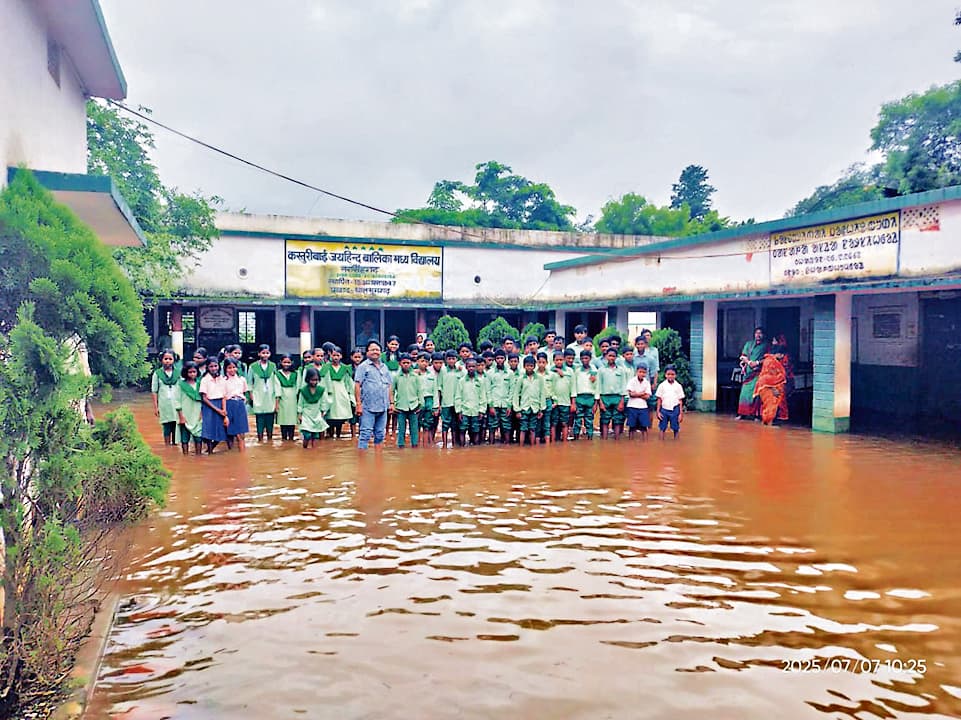 East Singhbhum News : स्कूल में घुसा पानी, पढ़ाई बाधित