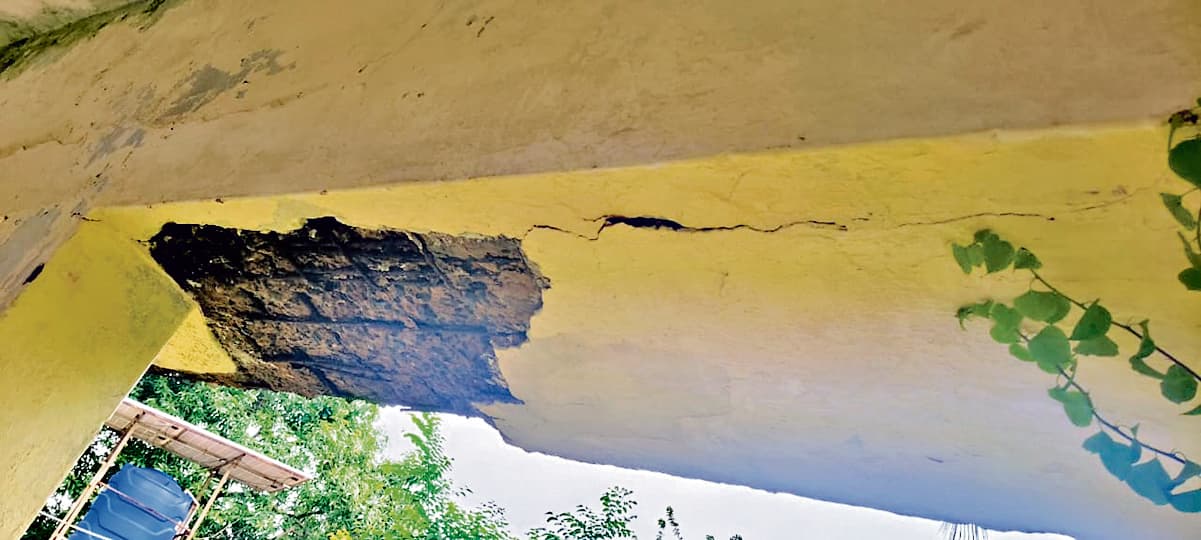 East Singhbhum News : जर्जर कक्षा में जान जोखिम में डाल पढ़ रहे बच्चे