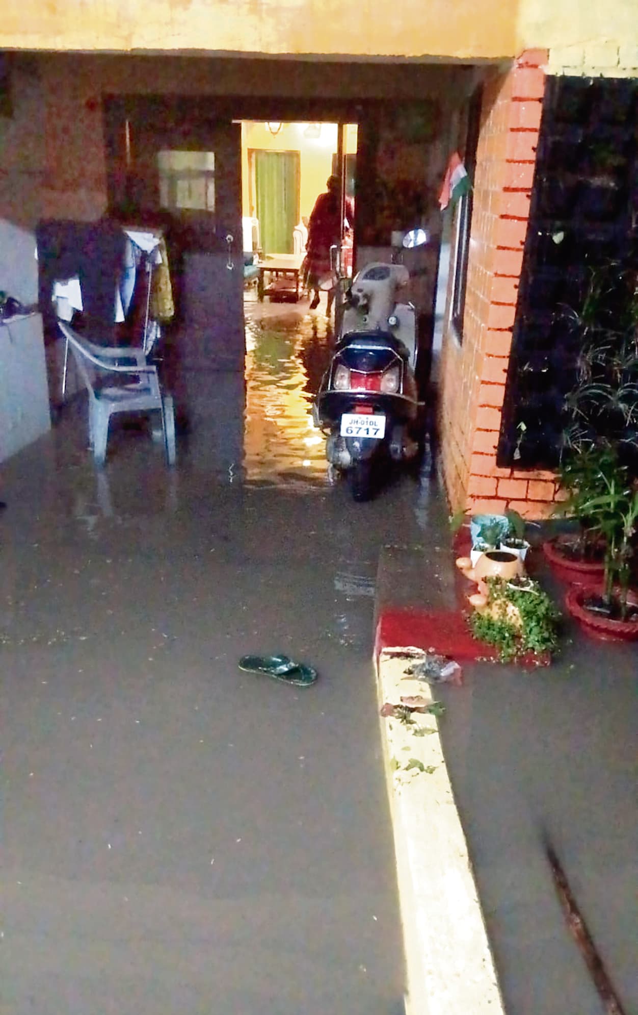 ranchi news : धुर्वा में दर्जनों घरों में घुसा बारिश का पानी, खाने-पीने का सामान बर्बाद