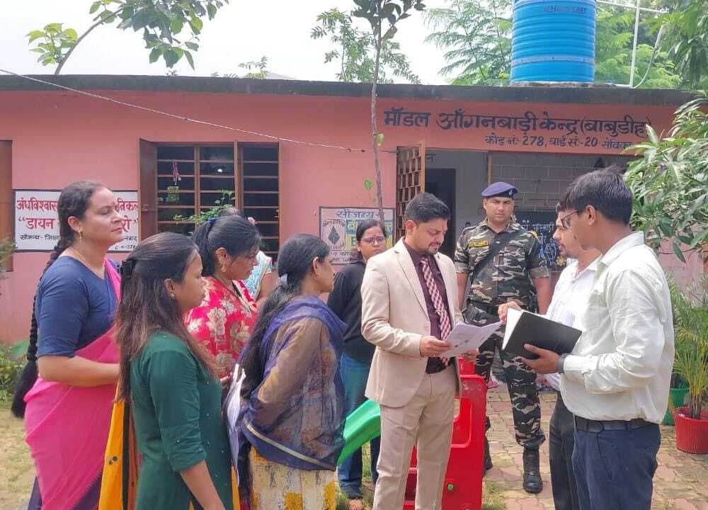 Dhanbad News: सभी आंगनबाड़ी केंद्र प्ले स्कूल की तर्ज पर होंगे विकसित : उपायुक्त