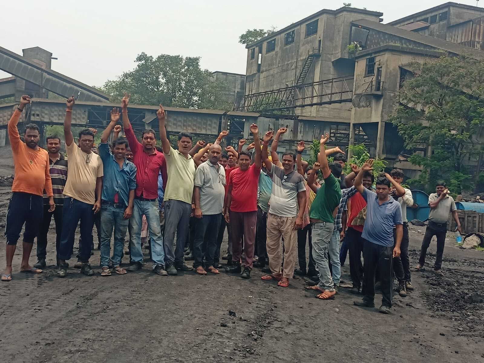 Dhanbad News : ठेका मजदूरों ने रॉ कोल परिवहन व वाश्ड कोल का डिस्पैच किया ठप