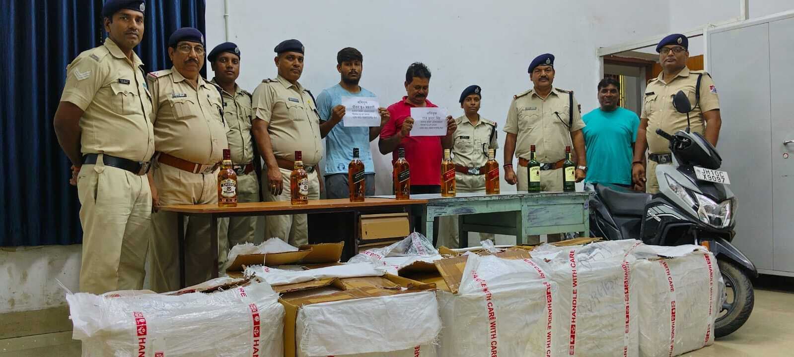Dhanbad News : राजधानी एक्सप्रेस के पार्सल वैन से लायी गयी नौ पेटी शराब जब्त, दो पकड़ाये